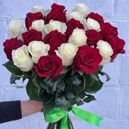 Букет «Баланс» из красных и белых роз - купить с доставкой в по Быково