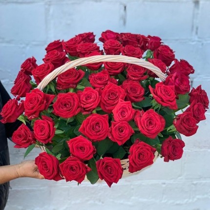 Корзинка "Моей королеве" из красных роз с доставкой в по Быково